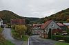 Blick von einer Stelle nahe der Hüddinger Kirche über das Dorf hinweg; links der Bilsenkopf