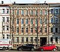 Mietshaus in geschlossener Bebauung, mit Werkstattgebäude im Hof und Pflaster