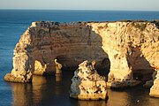 Praia da Marinha, nabij Carvoerio