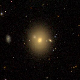 NGC 4377-3 linksboven, naast NGC 4377-1 (midden) en NGC 4377-2 (rechts)