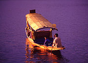 Een shikara op het meer