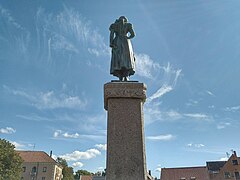 Statue mit Simon-Dach-Brunnen (von hinten)