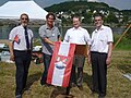 Harry Sander, Vorsitzender des Bürger- und Heimatvereins Kripp; Dr. Andreas Scharbert, Projektmanager des Maifischprogramms; Christoph Heider, Geschäftsführer HIT-Umweltstiftung; Hans Burgwinkel, „Reihmeister“ des Poller Maigeloogs