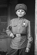 Zhenya Seregin, 14 år gammel, ble tildelt medaljen For heltedåd. Stalingrad. Foto: Sergey Strunnikov (1907–1944)