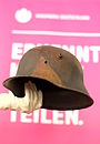 Stahlhelm des Ersten Weltkriegs mit Tarnfarbenbemalung