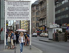 Blick vom ehemaligen Grenzstreifen aus in Richtung Süden mit Schauspielern in Uniform vor dem Nachbau der Kontrollbaracke, 2008