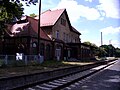 Empfangsgebäude mit Güterabfertigung (Nr. 22), Eisenbahnerhaus (Nr. 20) und ein Signal des Bahnhofs Wiednitz