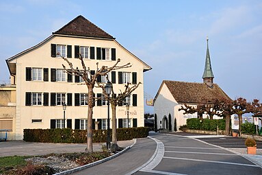 Hotel Rössli und die Kapelle