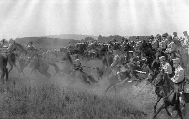Attacke preußischer Husaren im Kaisermanöver 1912. Kaiser Wilhelm II. bevorzugte massierte Kavallerieattacken, allein wegen des beeindruckenden Anblicks. Deutschland verfügte über 11 Kavalleriedivisionen, die allerdings auf zwei Fronten verteilt werden mussten.