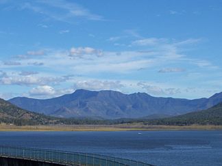 Im Hintergrund die bewaldete Main Range, davor der Lake Moogerah