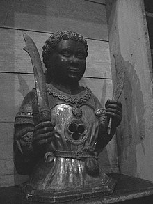 Mauritius-Reliquiar in der Goldenen Kammer der St.-Ursula-Basilika in Köln: Darstellung als Mohr mit Geldbeutel, Falchion und Martyrerpalme.