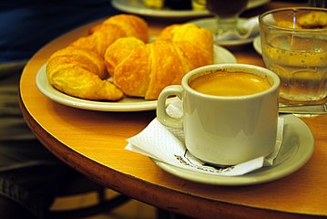 Arjantin’de kahvaltı genellikle double espresso ile Arjantinlilerin medialuna adını verdikleri kruvasandan oluşur.