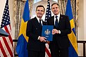 Schwedischer Premierminister Ulf Kristersson und US-Außenminister Antony Blinken mit der formellen Beitrittsurkunde beim offiziellen Beitritt Schwedens zur NATO