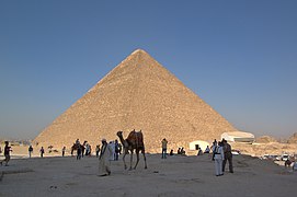 Kim tự tháp Giza, một trong bảy kỳ quan của thế giới cổ đại, có vỏ ngoài được làm từ đá vôi.