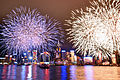 Feuerwerk über dem Victoria Harbour in Hong Kong