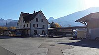 Der Bahnhof von der Strassenseite: Links das Aufnahmegebäude, rechts der Güterschuppen