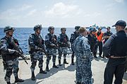 Pelaut PLAN dengan QBZ-95 di atas kapal USS Stockdale dalam latihan RIMPAC 2016.