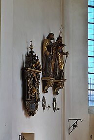 Epitaph und Apostelfiguren an der Chorwand