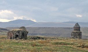 Στα αριστερά η εκκλησία των Αγίων Αποστόλων. Δεξιά η εκκλησία του Αγίου Γρηγορίου των Αμπουγχανρέντς.