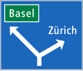 Wegweiser an einer Hauptstrasse mit Hinweis auf einen nahen Autobahnanschluss (in grün)