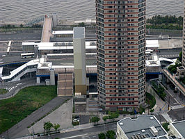 Station Cosmosquare vanaf het WTC-gebouw