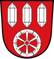 Gemeinde Neuhütten In Rot über einem sechsspeichigen silbernen Rad nebeneinander drei silberne Kristalle.