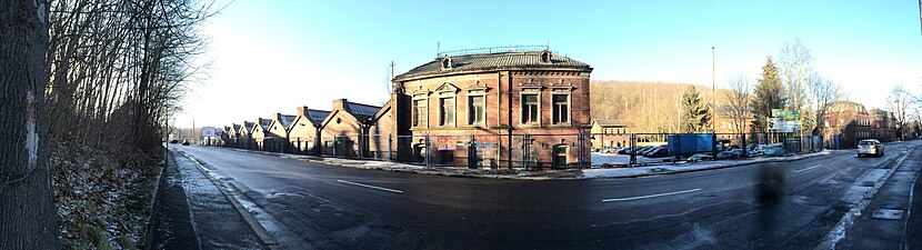 Ehemalige Schäfersche Spinnerei Harthau an der Annaberger Straße B95 Chemnitz/Harthau mit ihrem charakteristischen Giebel, jetzt Fahrzeughof Reifenservice Uhlig