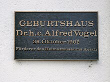 Inschrift am Geburtshaus von Alfred Vogel in Aesch. Schweizer Heilpraktiker, Pionier, Unternehmer