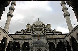 Yanında Tir-î-Müjgan Kadın Efendi'nin mezarının yer aldığı Cedit Havatin Türbesi'nin bulunduğu Yeni Camii.