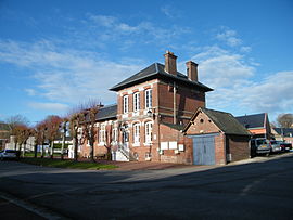 The town hall and school in Méneslies