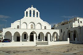 Ο Ορθόδοξος καθεδρικός ναός της Νάξου είναι αφιερωμένος στην Παναγία Ζωοδόχο Πηγή. Kτίστηκε γύρω στο 1787