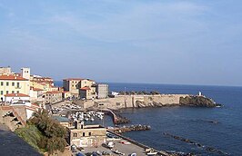 Blik op de oude haven van Piombino. Het kanaal van Piombino ligt met name aan de rechterzijde van het blikveld