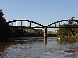 Brug over de rivier de Sapucaí tussen Machado en Cordislândia