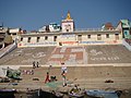 Grande svastica disegnata di fronte al tempio giainista sulle rive del Gange a Varanasi, India.