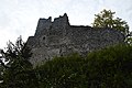 Aussenansicht des Bergfrieds und der Schildmauer der Ruine Alt-Ramschwag