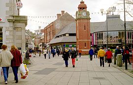 Bangor High Street mit Uhrenturm