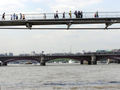 Blackfriars Railway Bridge. De brug op de voorgrond is de Millennium pedestrian bridge