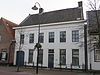 Herenhuis met gebosseerd gepleisterde lijstgevel