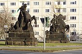 2008: die Skulpturen befinden sich im Mittelstreifen am Rathenauplatz