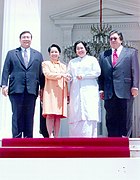 Taufiq Kiemas saat mendampingi Presiden Megawati Soekarnoputri dalam pertemuan bilateral dengan Presiden Filipina.