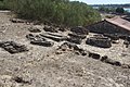 Begraafplaats achter mausoleum met graven in NW-ZO richting