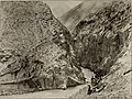 Balkenbrücke (~ 1912) über einer Schlucht im Himalaya