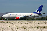 Til venstre: SAS Braathens Boeing 737-700. Selskapets fargeskjema var likt SAS', bortsett fra «SAS Braathens»-logoen ved nesen som ble brukt fra 2004-2007 inntil selskapet skiftet navn til SAS Norge. De tre skandinaviske flaggene ved halen var inntil 2011 erstattet med det norske flagget Braathens brukte på haleroret i sitt fargeskjema. Til høyre: SAS Commuter Dash 8-Q400. Fargeskjemaet var likt SAS', bortsett fra tittelen «Scandinavian Commuter» ved nesen.