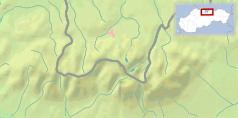 Mapa konturowa Tatr, blisko prawej krawiędzi nieco u góry znajduje się czarny trójkącik z opisem „Spádik”