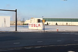 Großes weißes Schild mit den roten „TESLA“-Buchstaben