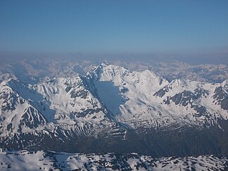 Blick von Norden auf einen Teil des Madererkamms mit dem Valschavieler Maderer (Mitte)