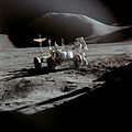 Apollo 15'in iniş yerine yakın çekilmiş (1971) Ay'daki Mons Hadley