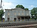 Bahnhof mit Empfangsgebäude und Bahnsteigüberdachung, Gepäckschuppen