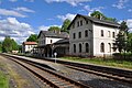 Empfangsgebäude mit Hausbahnsteig, Bahnhofsuhr, Wirtschaftsgebäude, Stellwerk eines Bahnhofs und Wiegehäuschen