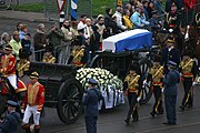 Gele Rijders begeleiden de kist van prins Bernhard